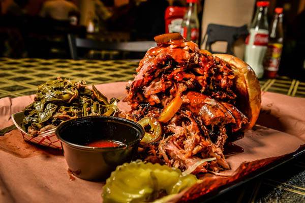 The Smoke Pit | restaurant | 117 E Innes St, Salisbury, NC 28144, USA | 7047548336 OR +1 704-754-8336