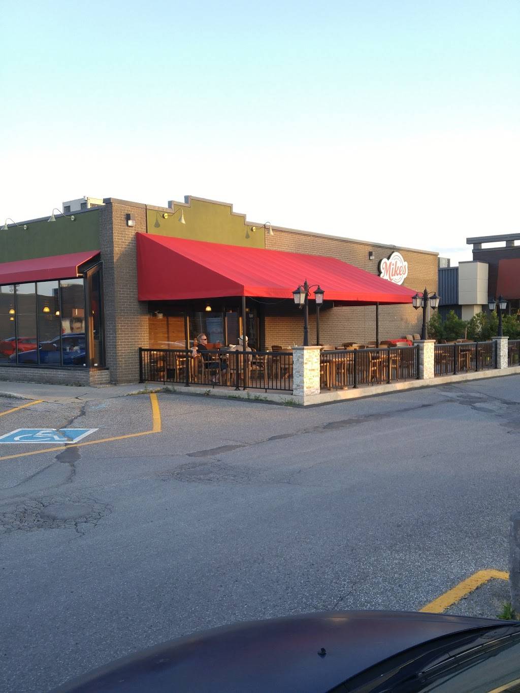 Mikes | restaurant | 2325 Boulevard Casavant O, Saint-Hyacinthe, QC J2S 7E5, Canada | 4507735323 OR +1 450-773-5323