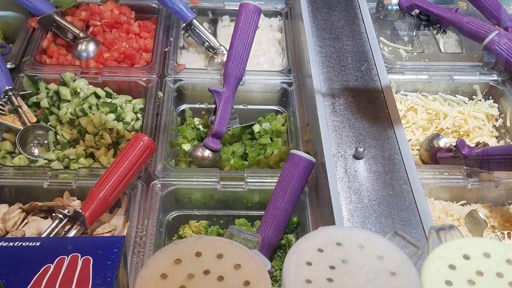 Mac n Cheez! | restaurant | 200 Renaissance Center #200, Detroit, MI 48243, USA | 3136564838 OR +1 313-656-4838