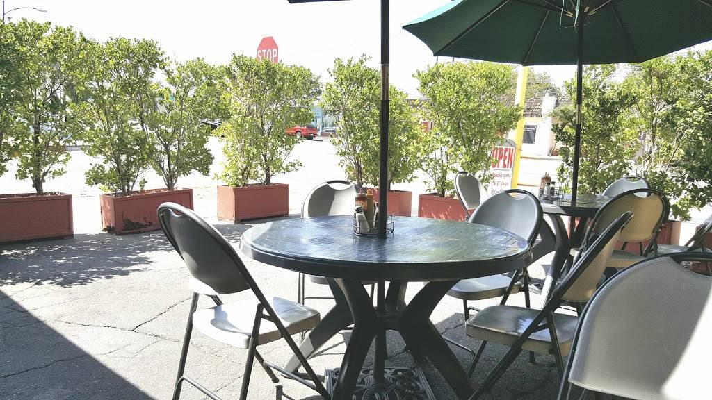 Larrys Chili Dog | restaurant | 3122 W Burbank Blvd, Burbank, CA 91505, USA | 8188420244 OR +1 818-842-0244