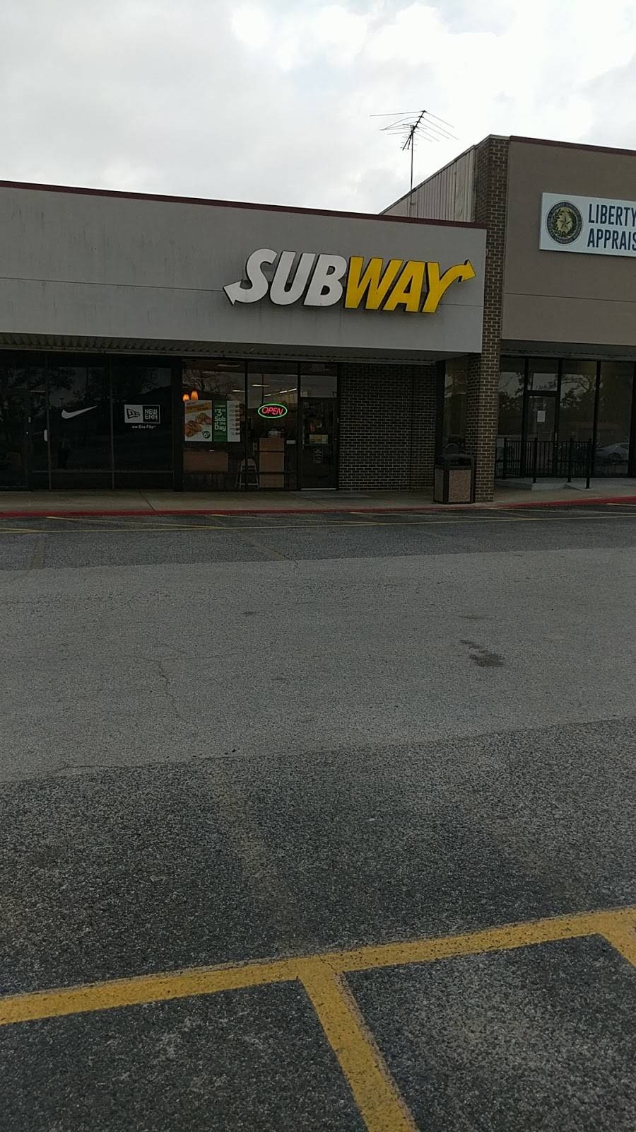 Subway Restaurants | restaurant | 1709 E Houston St, Cleveland, TX 77327, USA | 2816592500 OR +1 281-659-2500