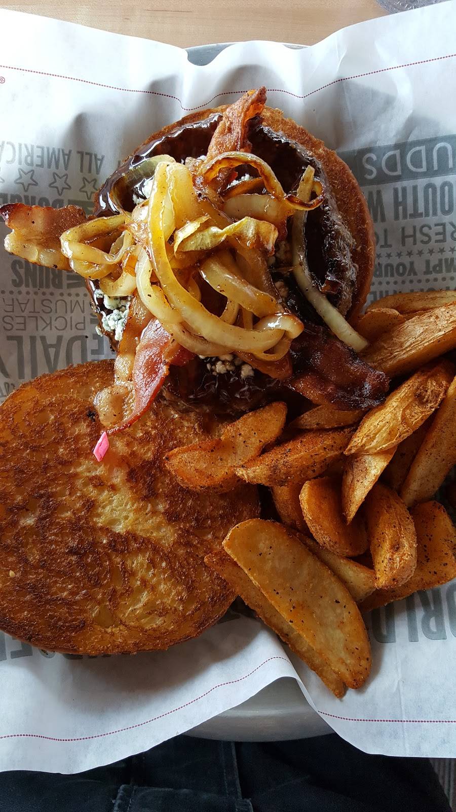 Fuddruckers | restaurant | 10752 Sunset Hills Plaza, St. Louis, MO 63127, USA | 3149663833 OR +1 314-966-3833