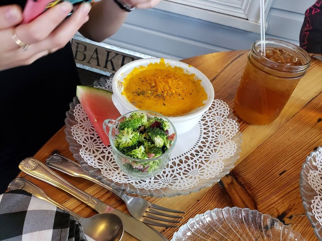 Sweet Magnolias Tea Bistro | restaurant | 212 Howard St, Auburndale, FL 33823, USA | 8639651684 OR +1 863-965-1684