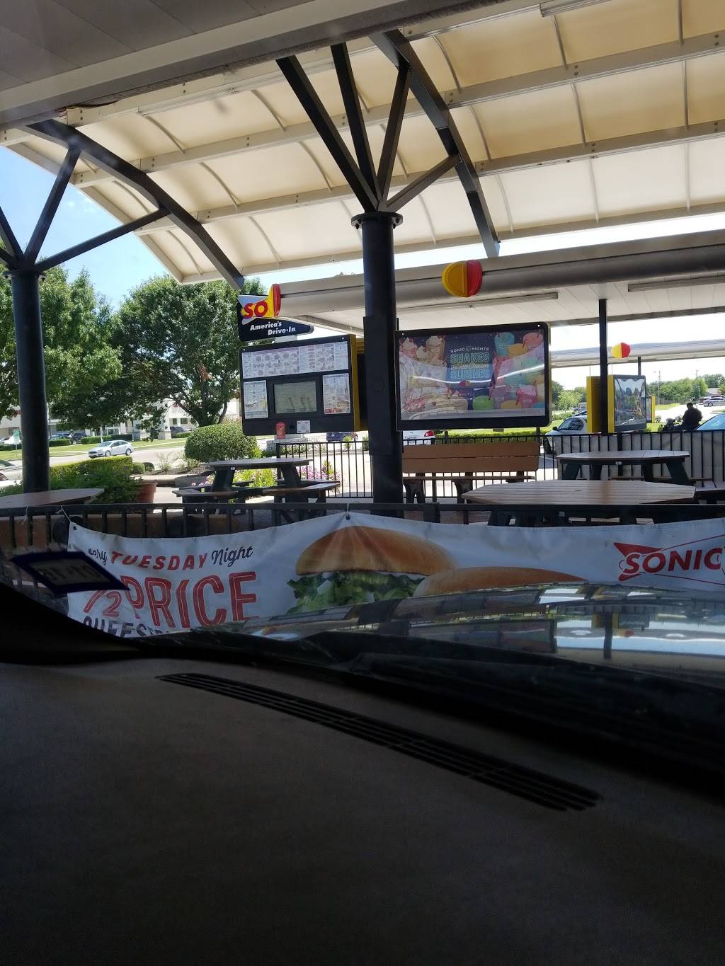 Sonic Drive-In | restaurant | 4050 S Great SW Pkwy, Grand Prairie, TX 75052, USA | 9726230100 OR +1 972-623-0100