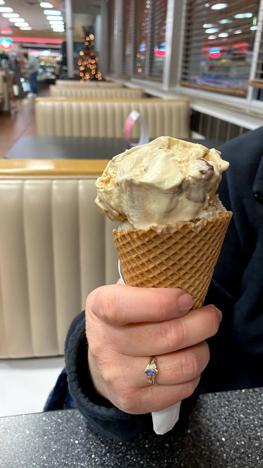 Braums Ice Cream & Burger Restaurant | restaurant | 1401 W Sunshine St, Springfield, MO 65803, USA | 4178631750 OR +1 417-863-1750