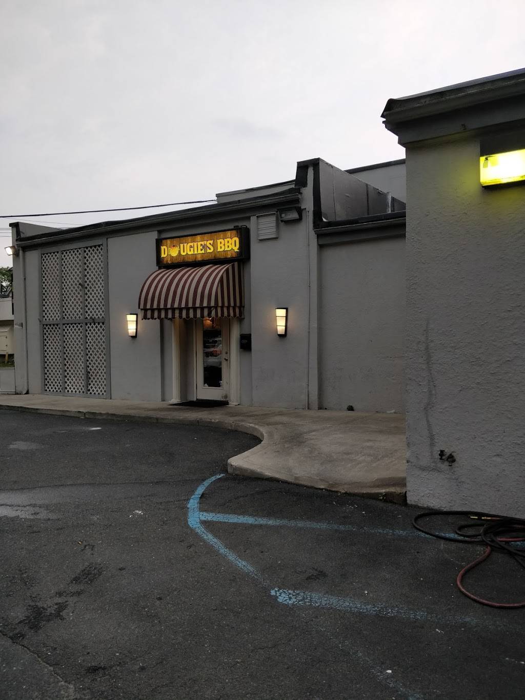 Dougies Bar-B-Que | restaurant | 256 Norwood Ave #2, Deal, NJ 07723, USA | 7325170300 OR +1 732-517-0300