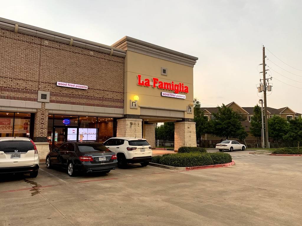 La Famiglia Wood Fired Pizzeria | restaurant | 9635 N Sam Houston Pkwy E Suite # 400, Humble, TX 77396, USA | 2816235411 OR +1 281-623-5411