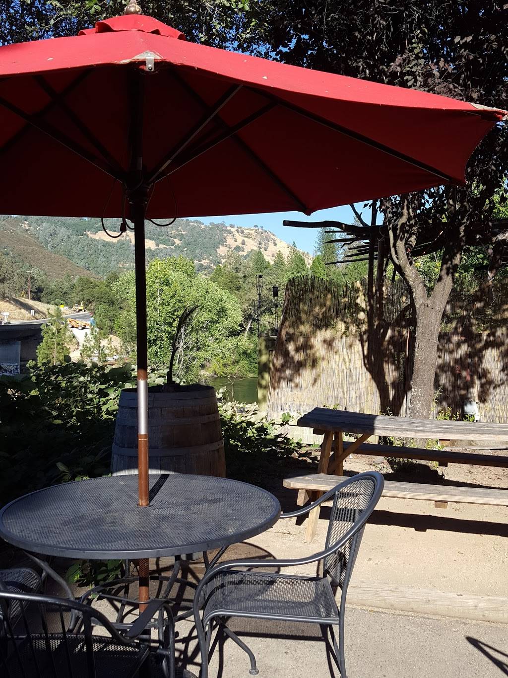 Squallys - On The River | restaurant | 7310 CA-49, Lotus, CA 95651, USA | 5306221213 OR +1 530-622-1213