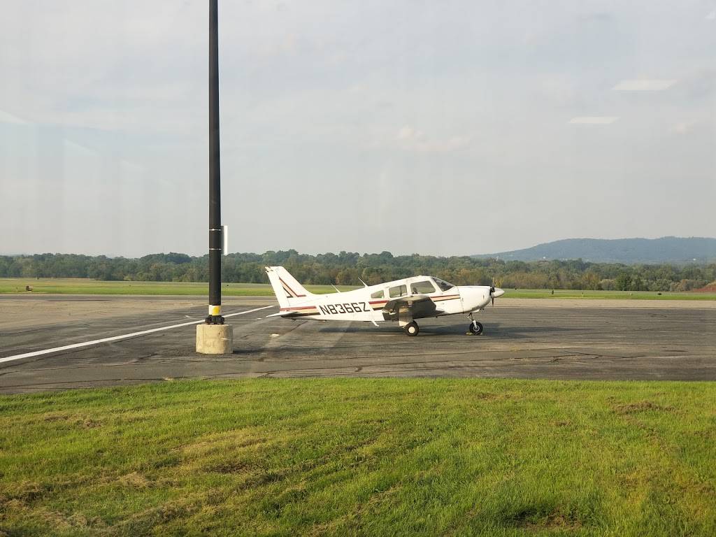 Klingers at the airport | restaurant | 2385 Bernville Rd, Reading, PA 19605, USA | 4848692814 OR +1 484-869-2814