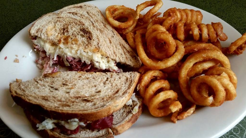 Vinces Restaurant & Pizzeria | restaurant | 619 4th Ave, Monroe, WI 53566, USA | 6083283222 OR +1 608-328-3222