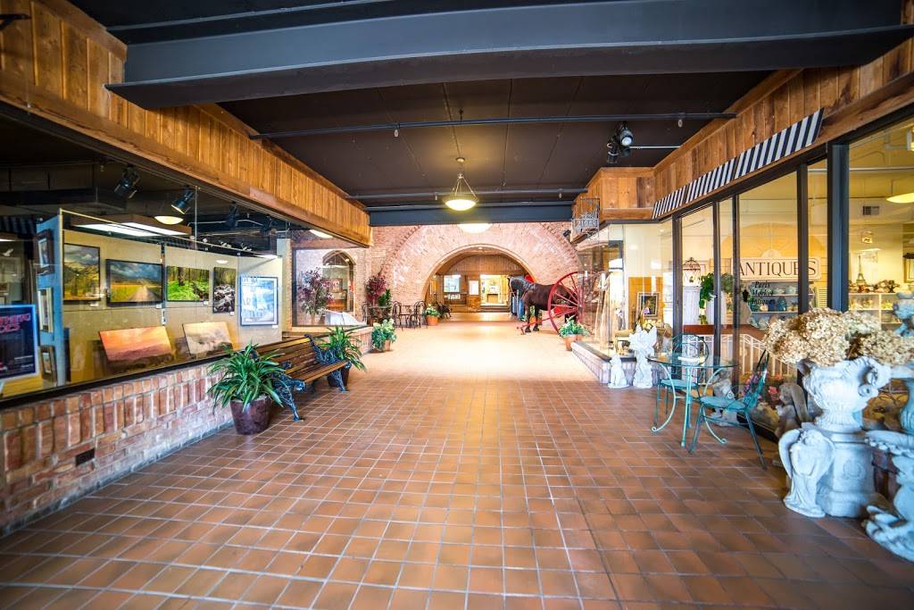 Ice House Mall & Village Shops | shopping mall | 200 Applebee St, Barrington, IL 60010, USA | 8473816661 OR +1 847-381-6661