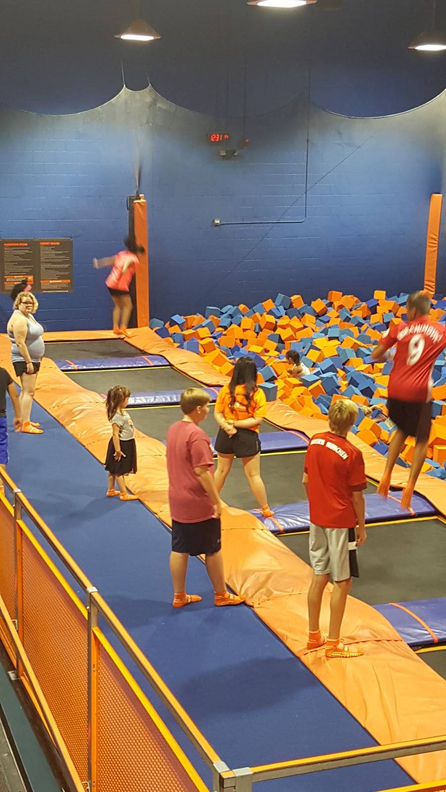 Sky Zone Trampoline Park | restaurant | 325 W Lake St Ste A, Elmhurst, IL 60126, USA | 6304788339 OR +1 630-478-8339