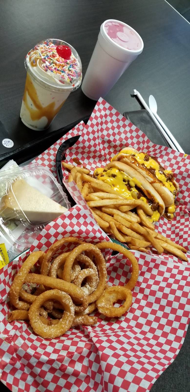 Louie Legends | restaurant | 2123 N Knoxville Ave, Peoria, IL 61603, USA | 3099663461 OR +1 309-966-3461