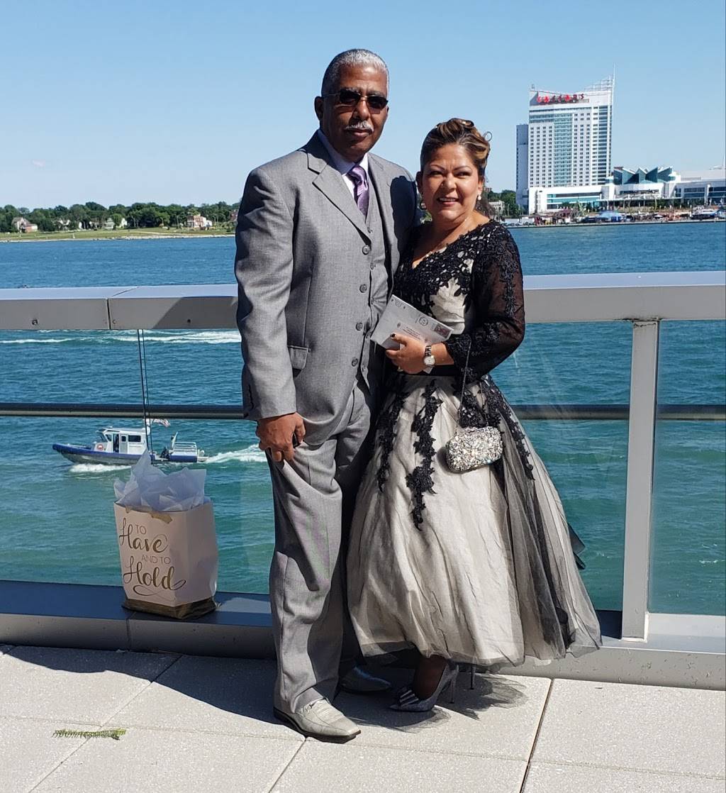 42 Degrees North | restaurant | 400 Renaissance Center, Detroit, MI 48243, USA | 3135688699 OR +1 313-568-8699