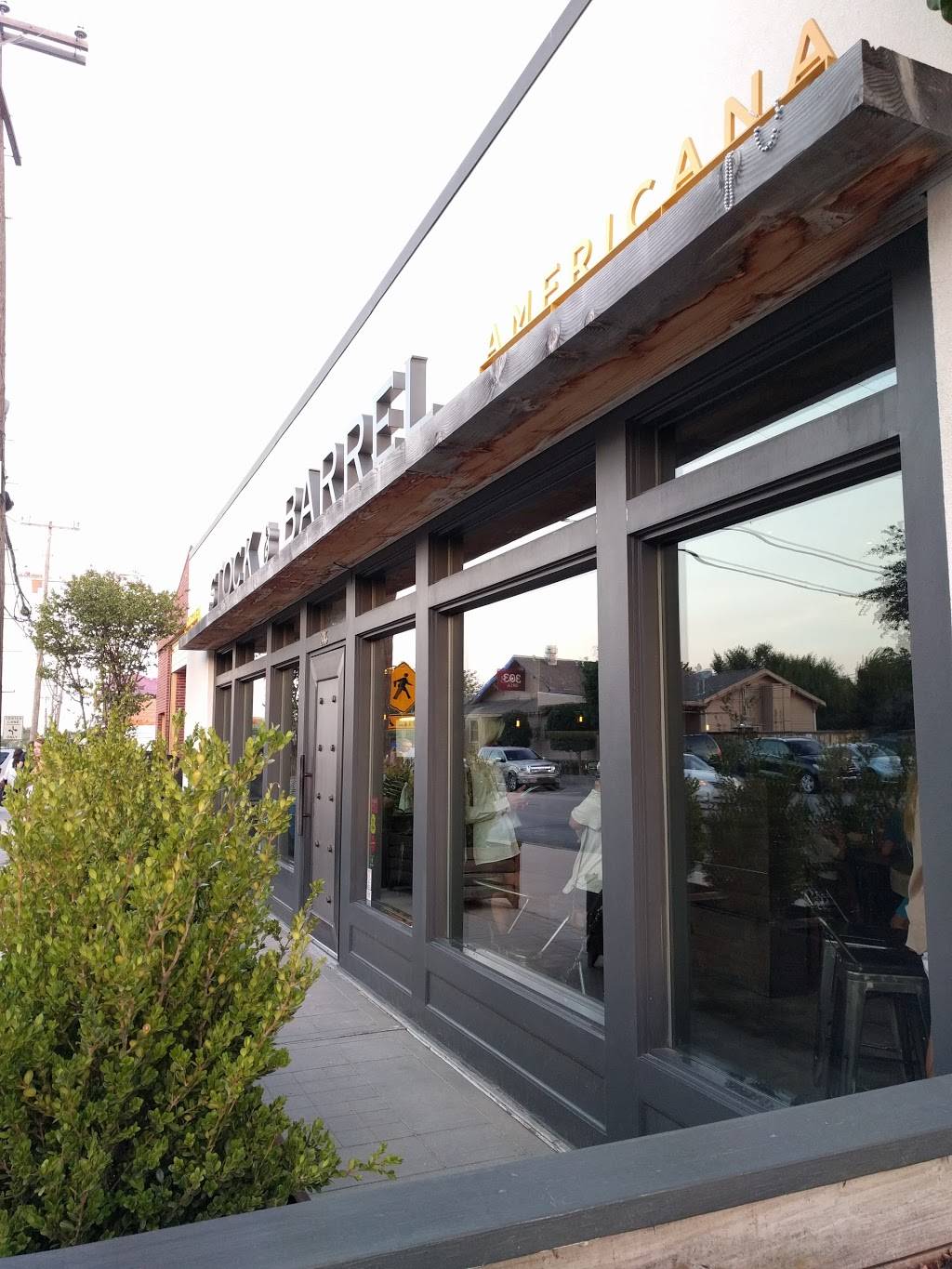 Stock & Barrel | restaurant | 316 W Davis St, Dallas, TX 75208, USA | 2148880150 OR +1 214-888-0150