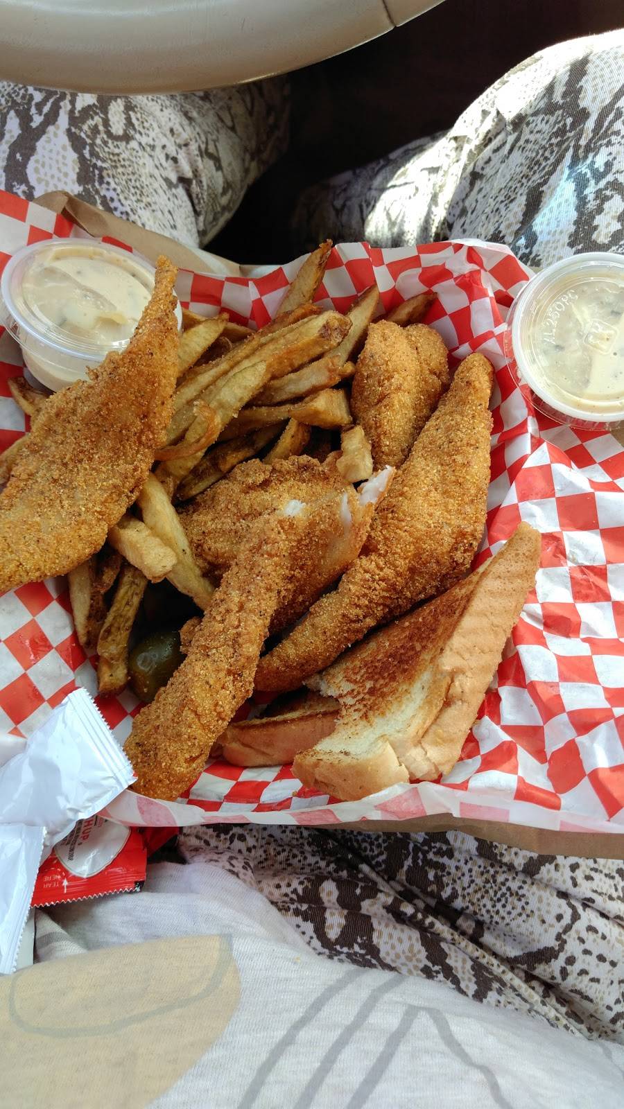 Good Luck BBQ and Burgers | restaurant | 4800 Dolphin Rd, Dallas, TX 75223, USA | 2148262727 OR +1 214-826-2727