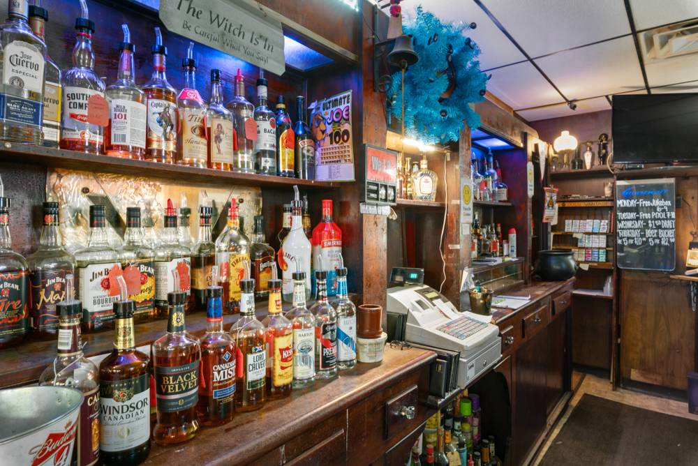 Vals Place - Two Doors Down | restaurant | 1 S Meridian St, Redkey, IN 47373, USA | 7653693912 OR +1 765-369-3912