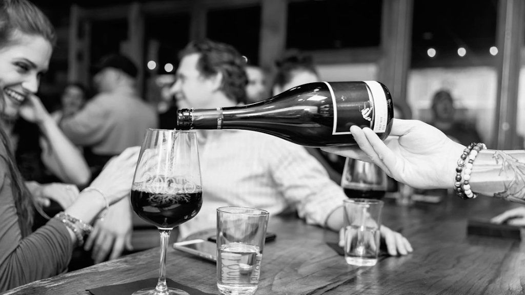 Roots Tap Room & Wine Bar | restaurant | 101 S Evers St, Plant City, FL 33563, USA | 8137565400 OR +1 813-756-5400