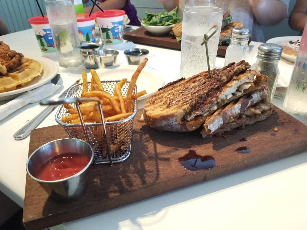 Zisters | restaurant | 13425 Watertown Plank Rd, Elm Grove, WI 53122, USA | 2627943924 OR +1 262-794-3924