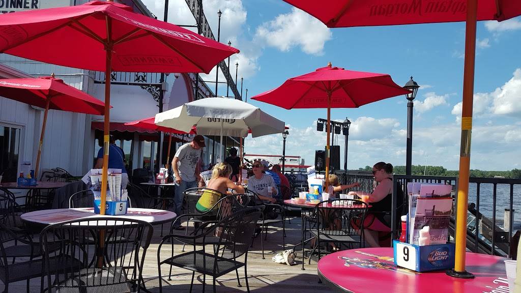 Fin N Feather Showboats | restaurant | 22 W Main St, Winneconne, WI 54986, USA | 9205824305 OR +1 920-582-4305