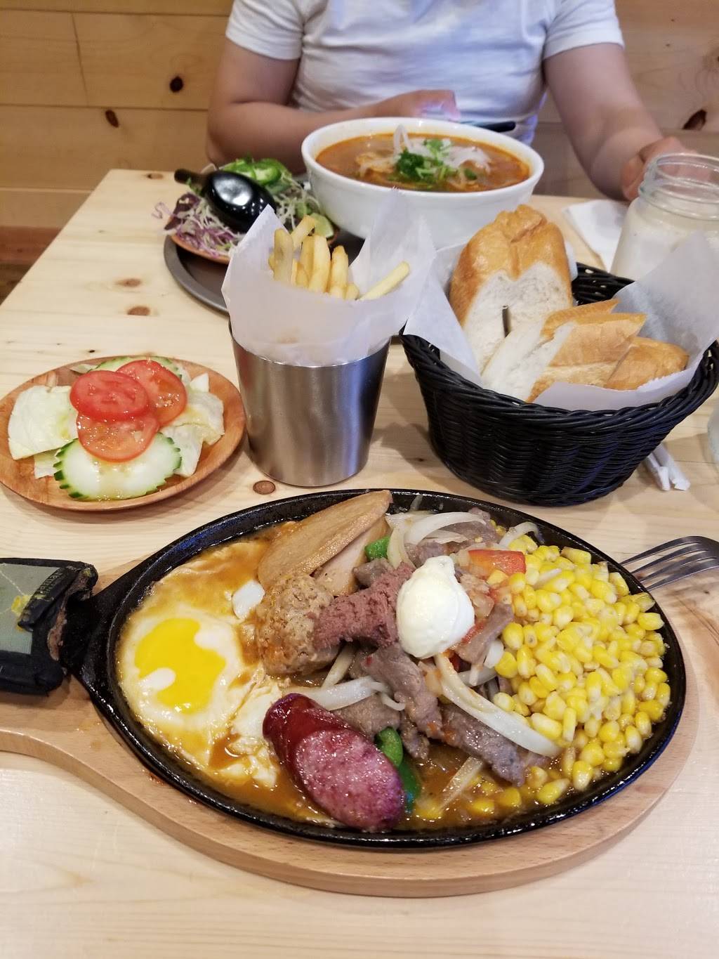 Miss Saigon Restaurant | restaurant | 1129 W Argyle St, Chicago, IL 60640, USA | 7736815700 OR +1 773-681-5700