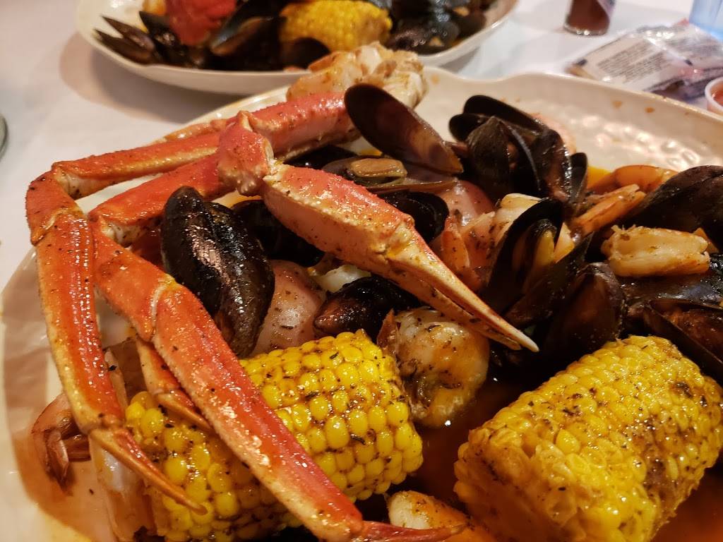 Pier 11 boiling seafood & bar | restaurant | 7661 Farmsbury Dr, Reynoldsburg, OH 43068, USA | 6143676666 OR +1 614-367-6666