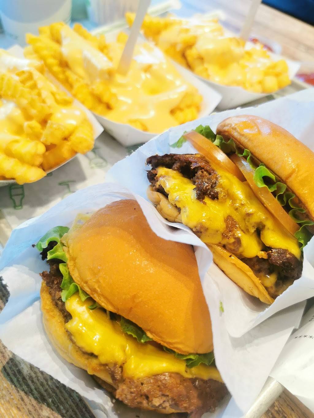 Shake Shack | meal takeaway | 10975 Oval Park Dr, Las Vegas, NV 89135, USA | 7029641025 OR +1 702-964-1025