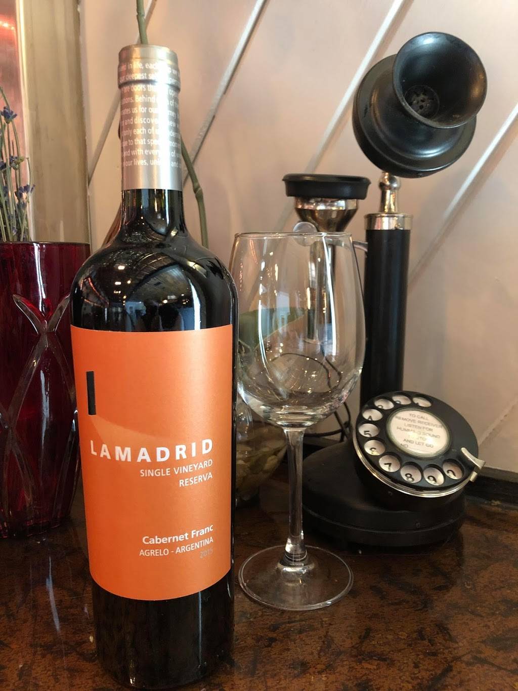 Moniker 86 Social Club | restaurant | 821 3rd Ave SE, Cedar Rapids, IA 52403, USA | 3192008686 OR +1 319-200-8686