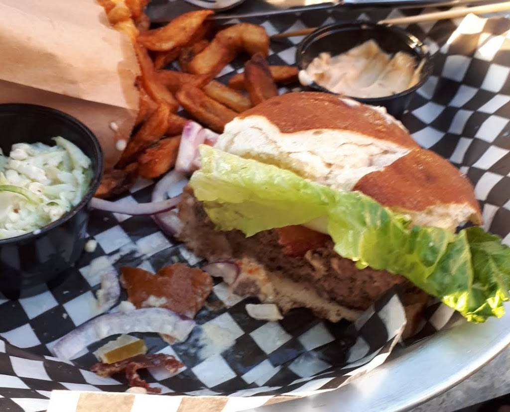 Le White Rabbit | restaurant | 2965 Rue Picard, Saint-Hyacinthe, QC J2S 1H2, Canada | 4507737178 OR +1 450-773-7178