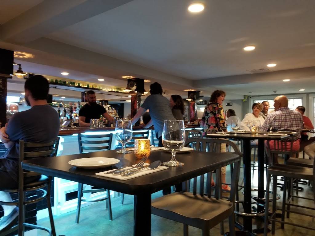 The Cardboard Box | restaurant | 6 Circuit Ave, Oak Bluffs, MA 02557, USA | 5083382621 OR +1 508-338-2621