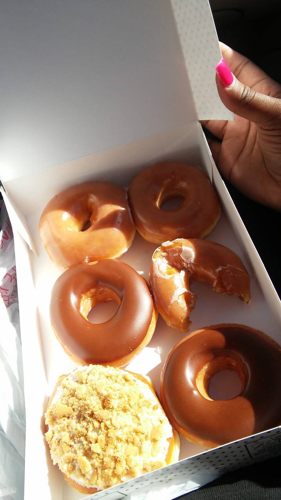 Krispy Kreme | cafe | 114 N Dupont Hwy, New Castle, DE 19720, USA | 3023270596 OR +1 302-327-0596