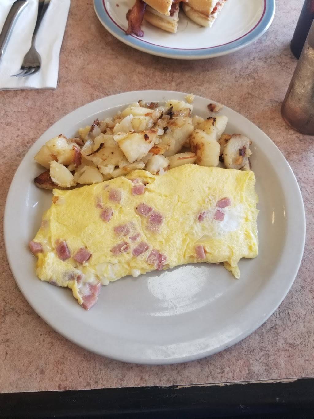 Elliotts Restaurant | restaurant | 4501 Pennell Rd, Aston, PA 19014, USA | 6104946365 OR +1 610-494-6365