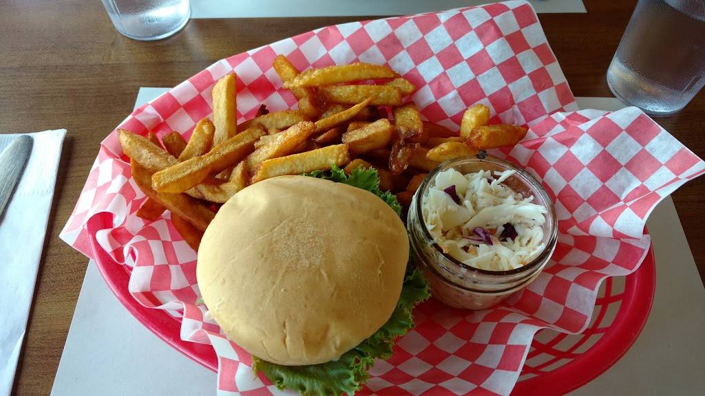 Le Quai Resto-Pub | restaurant | 5 Rue des Remparts, Saint-Michel-de-Bellechasse, QC G0R 3S0, Canada | 4188844088 OR +1 418-884-4088