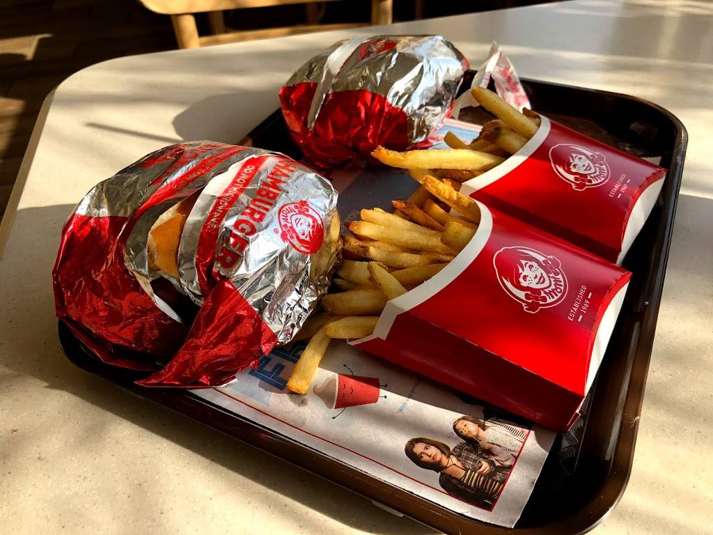 Wendys | restaurant | 14165 Pipeline Ave, Chino, CA 91710, USA | 9095484371 OR +1 909-548-4371