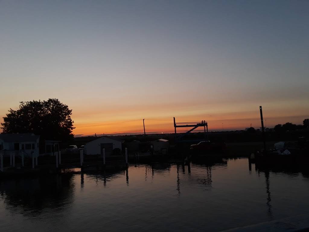 Clinton River Cruise Co | restaurant | 152 N River Rd, Mt Clemens, MI 48043, USA | 5864680212 OR +1 586-468-0212