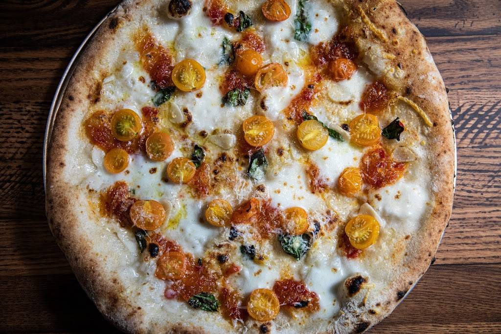 Roebuck Pizza | restaurant | 3159 N Broadway, Chicago, IL 60657, USA | 7738572229 OR +1 773-857-2229