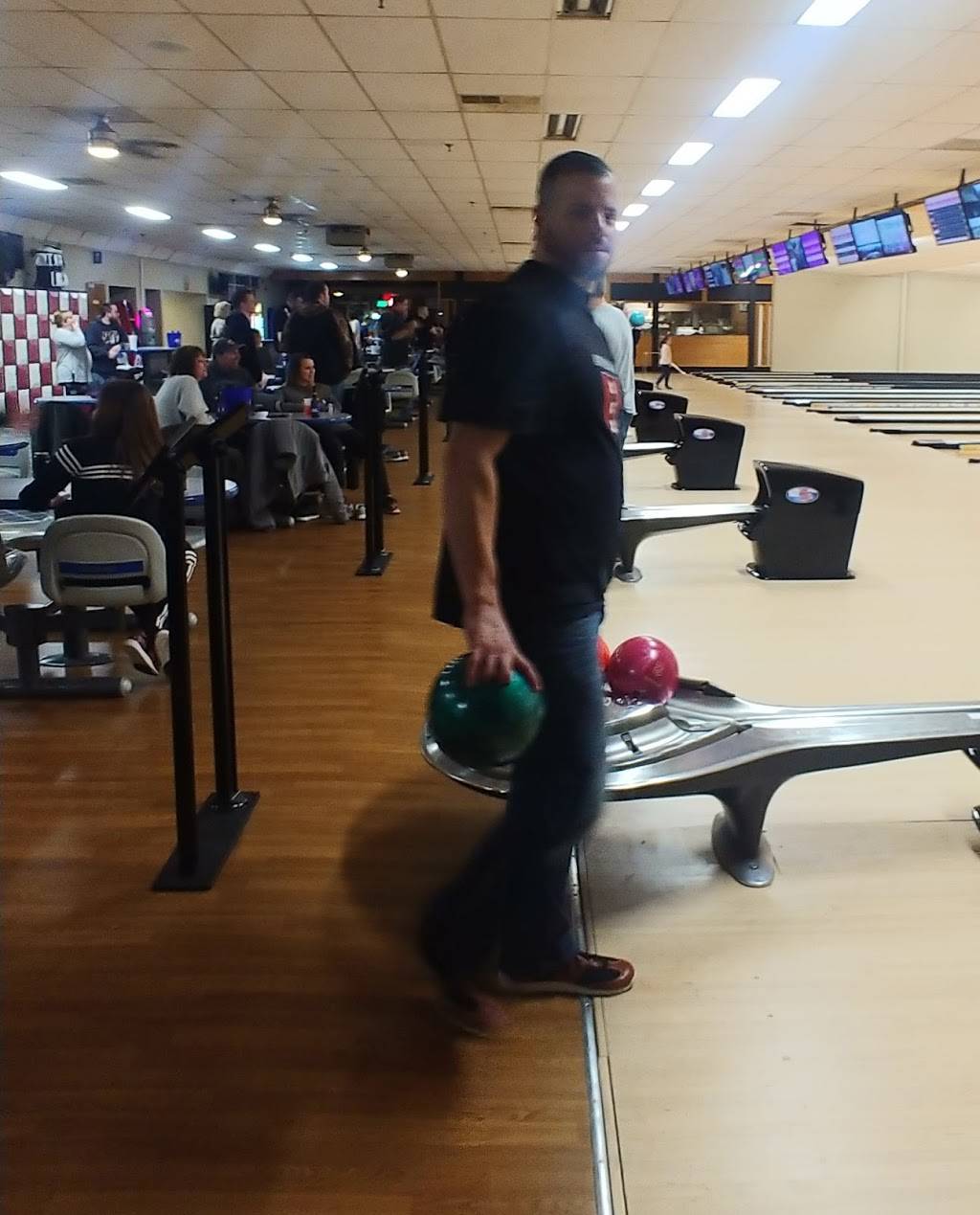 Pence Lake Erie Lanes | restaurant | 4523 Liberty Ave, Vermilion, OH 44089, USA | 4409675260 OR +1 440-967-5260
