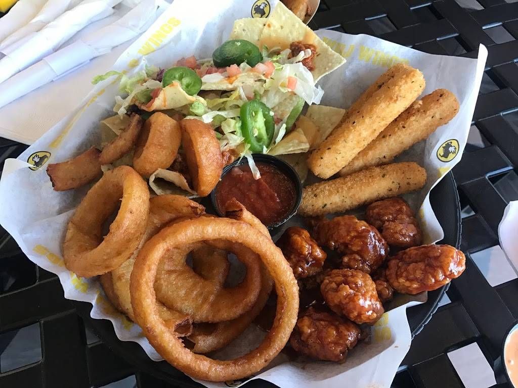 Buffalo Wild Wings | meal takeaway | 307 SW Pine Island Rd, Cape Coral, FL 33991, USA | 2394248024 OR +1 239-424-8024