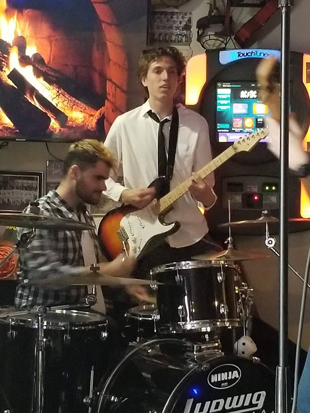 Franks Sundown & Corner Kitchen | restaurant | 130 Old U.S. 50 E, Beckemeyer, IL 62219, USA | 6182278251 OR +1 618-227-8251