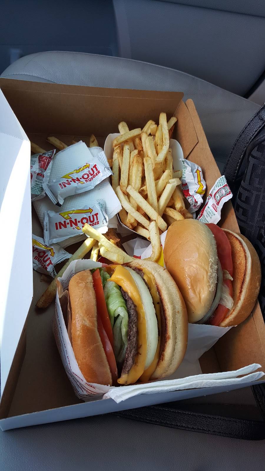 In-N-Out Burger | meal takeaway | 4620 S Hulen St, Fort Worth, TX 76132, USA | 8007861000 OR +1 800-786-1000