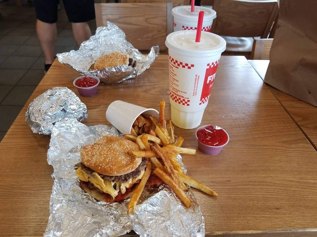 Five Guys | meal takeaway | 9330 76th St, Pleasant Prairie, WI 53158, USA | 2625645625 OR +1 262-564-5625