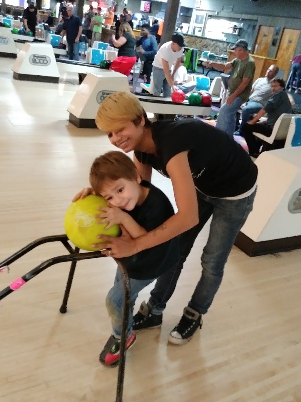 Strike & Spare Fountain Lanes | restaurant | 3315 N Broadway, Knoxville, TN 37917, USA | 8656874611 OR +1 865-687-4611