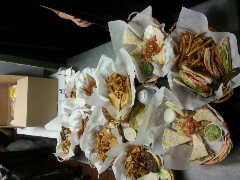 Peanuts Bar & Grill | restaurant | 22 W Chicago Ave, Naperville, IL 60540, USA | 6303695200 OR +1 630-369-5200