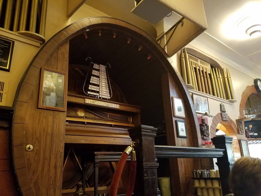 Dakota Inn | restaurant | 17324 John R St, Detroit, MI 48203, USA | 3138679722 OR +1 313-867-9722