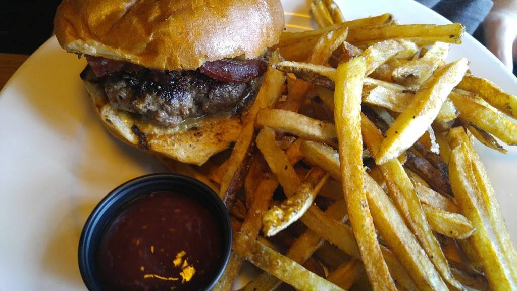 Trappeze Pub | restaurant | 269 N Hull St, Athens, GA 30601, USA | 7065438997 OR +1 706-543-8997