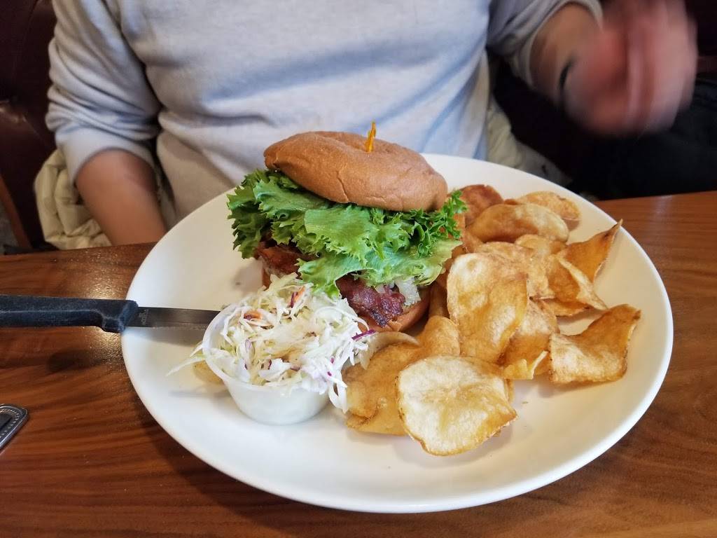 Chips Family Restaurant | restaurant | 321 Boston Post Rd, Orange, CT 06477, USA | 2037955065 OR +1 203-795-5065