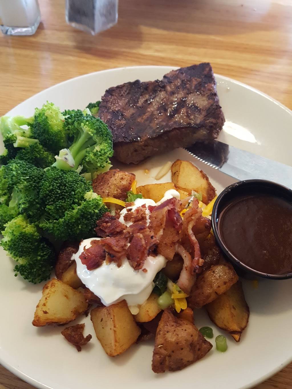 Applebees Grill + Bar | restaurant | 721 E Lewis and Clark Pkwy, Clarksville, IN 47129, USA | 8122833594 OR +1 812-283-3594