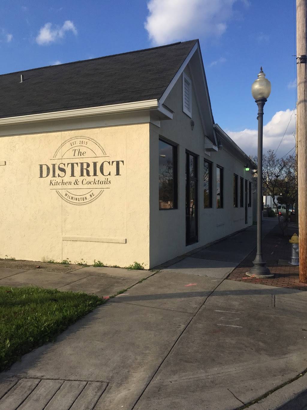 The District Kitchen & Cocktails | restaurant | 1001 N 4th St, Wilmington, NC 28401, USA | 9107696565 OR +1 910-769-6565