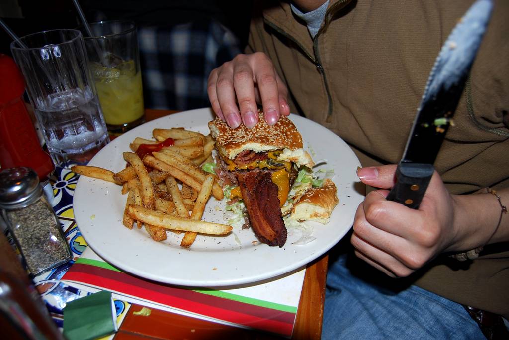 Chilis Grill & Bar | meal takeaway | 1765 Maple Ave, Evanston, IL 60201, USA | 8473289068 OR +1 847-328-9068