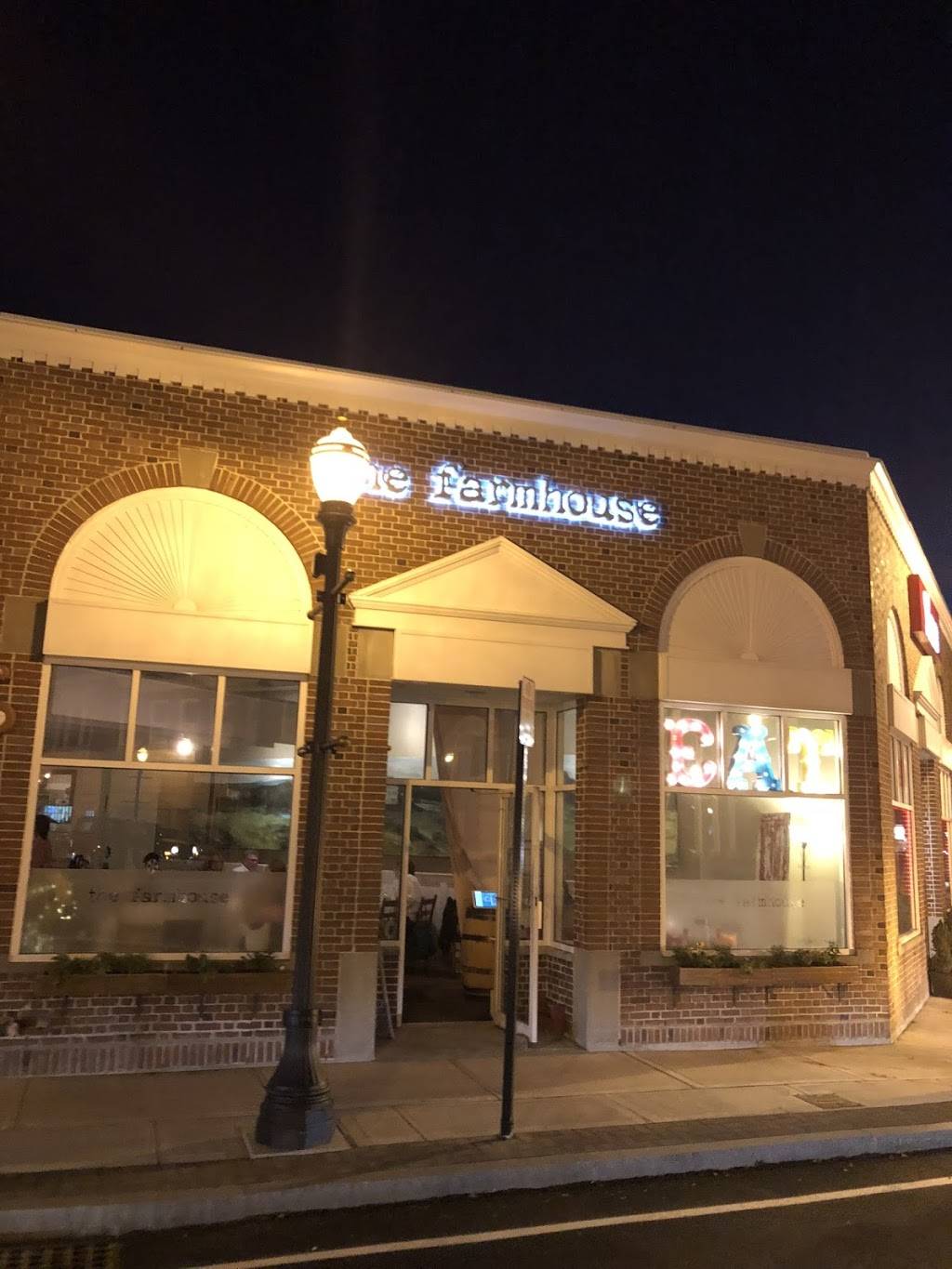 The Farmhouse | restaurant | 970 Great Plain Ave, Needham, MA 02492, USA | 7814496200 OR +1 781-449-6200